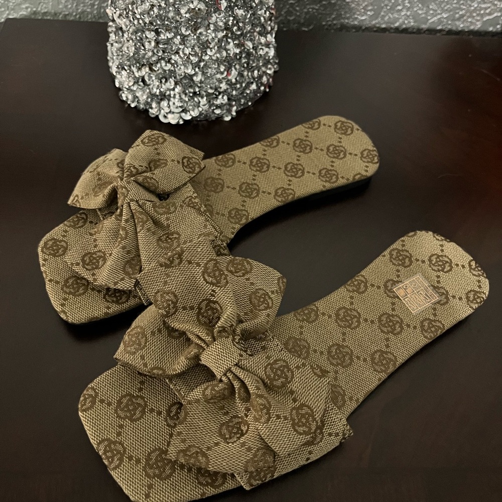 Bow and monogram Slide Sandals